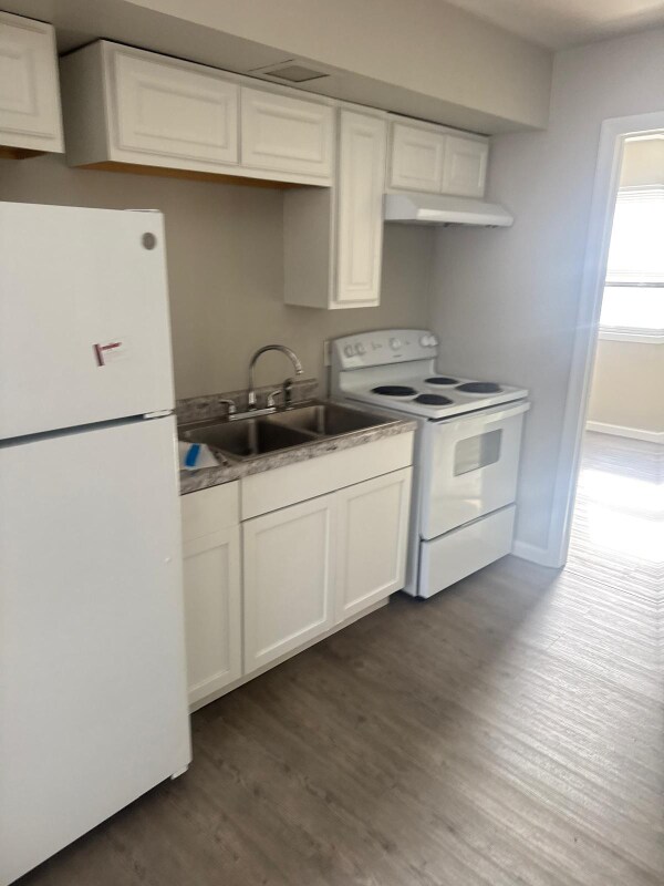 Foto del edificio - 1328 Juniper Dr