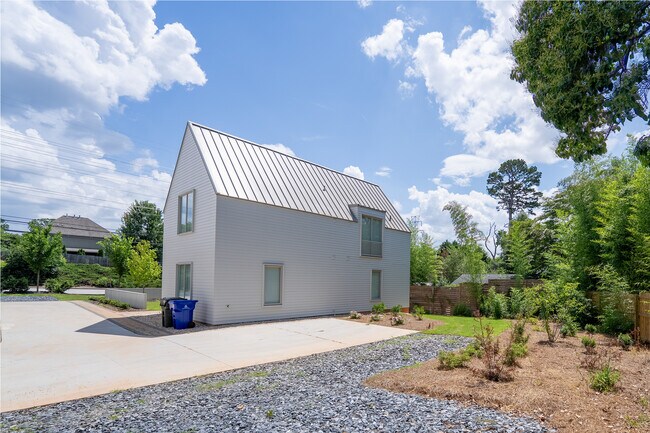 Exterior del patio trasero - Rutherford House Co-Living