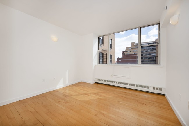 Interior Photo - Manhattan Court