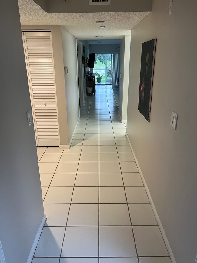 Foto del edificio - 330 NW 67th St