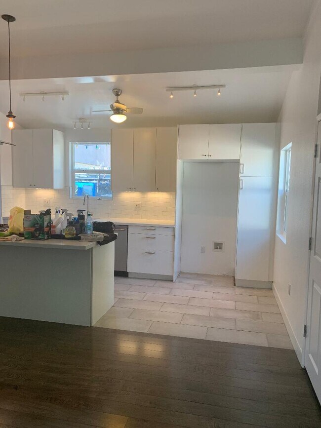 Building Photo - 283 Linda Rosa Ave