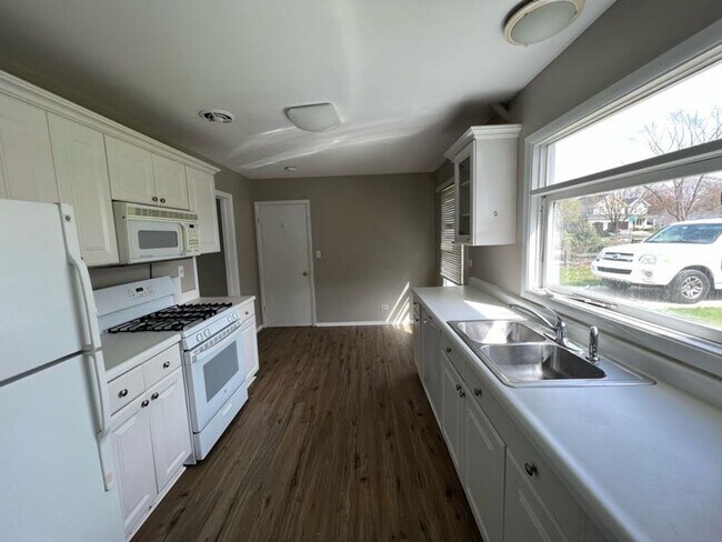 Foto del edificio - 3 Bedroom Home in Wheaton