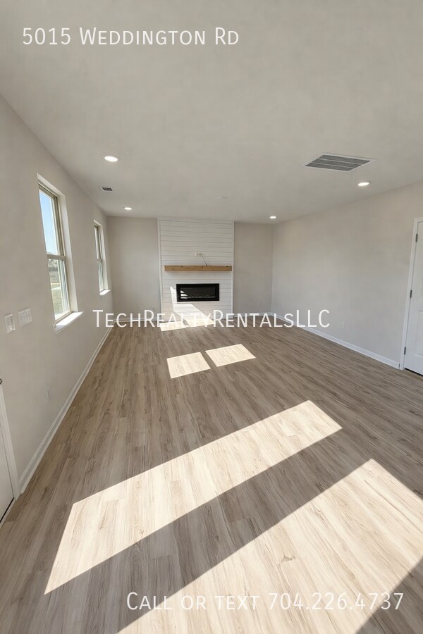 Foto del edificio - 5015 Weddington Rd