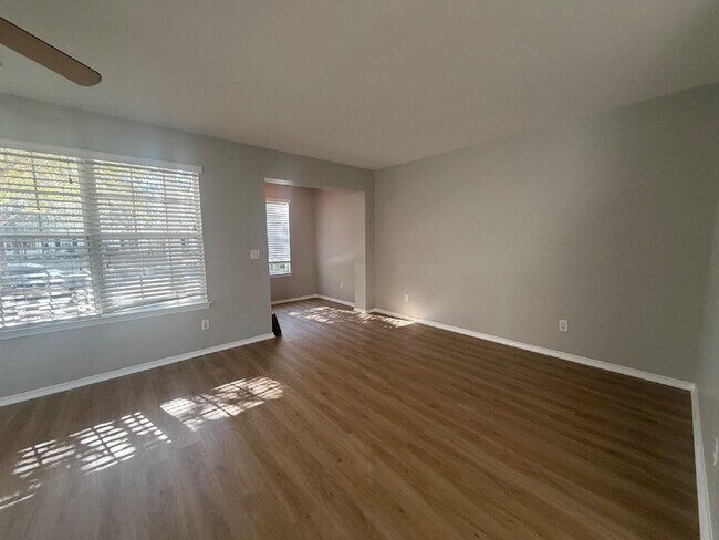 Foto del edificio - Three Bedroom Townhome Located in Mill Creek