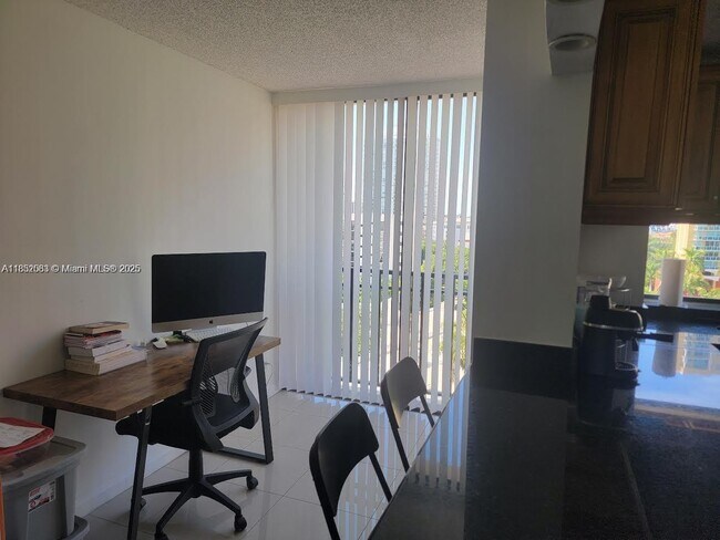Foto del edificio - 17021 N Bay Rd