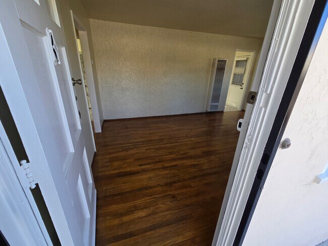 Foto del edificio - 588 1/2 McIntosh St