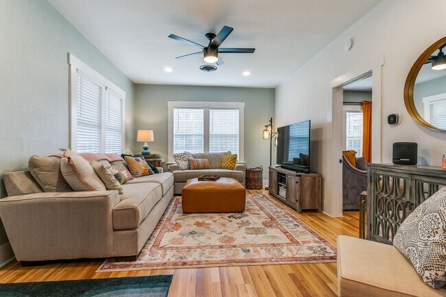 Building Photo - BEAUTIFUL 3-BEDROOM HOME IN LOS ANGELES HE...