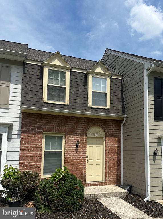Foto principal - 131 Stanford Ct