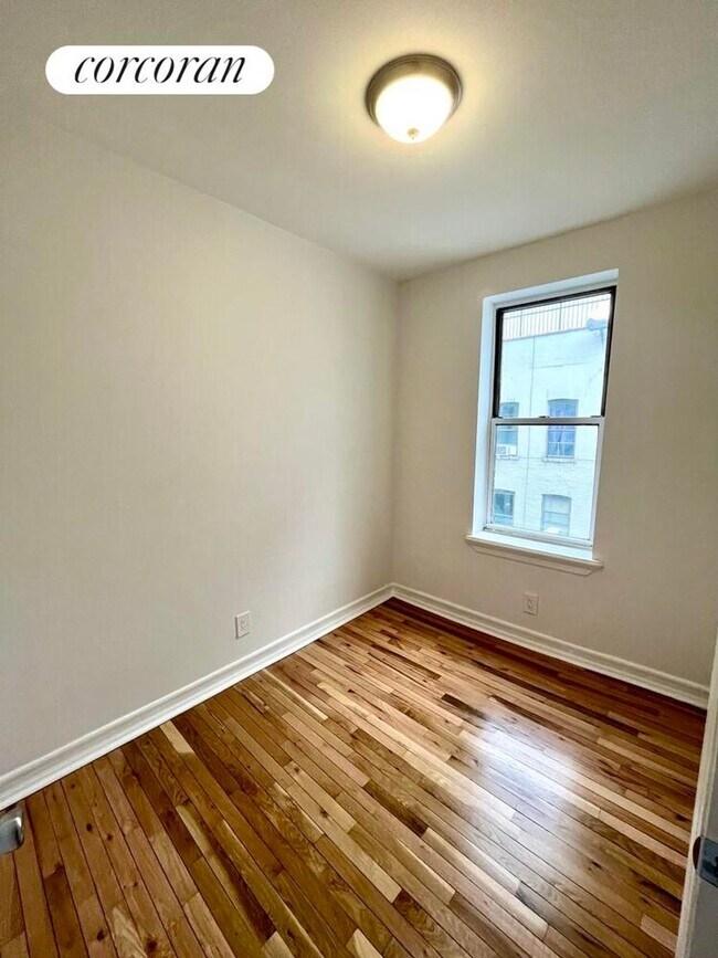 Foto del edificio - 317 E 3rd St