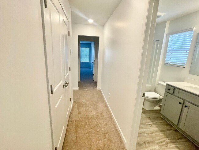 Foto del edificio - 3 Bedroom paired home with 2 car garage mi...