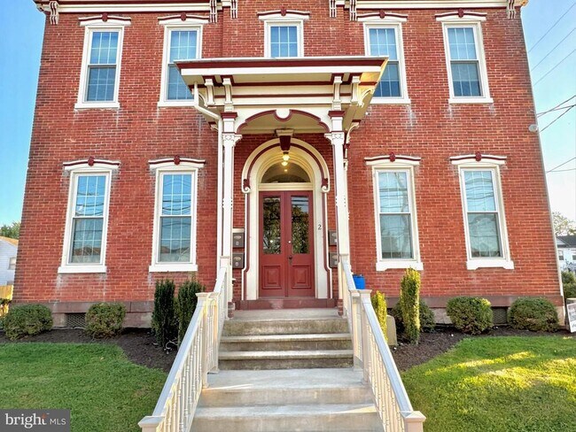Building Photo - 2 E Penn Ave