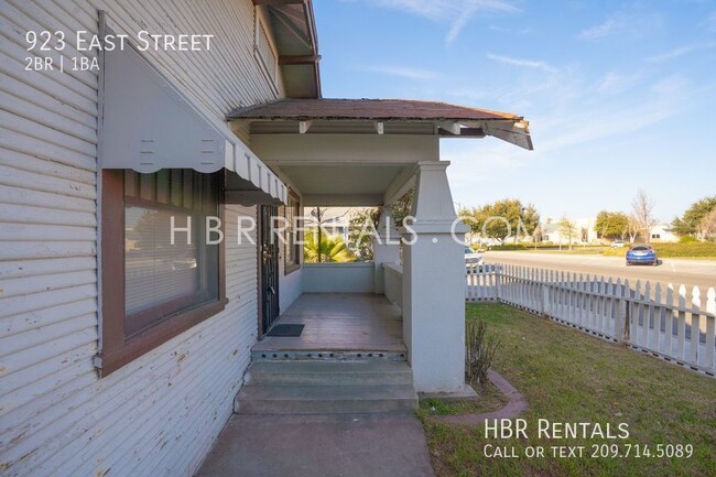 Building Photo - Historic Downtown Tracy - 2 bedroom Rental...