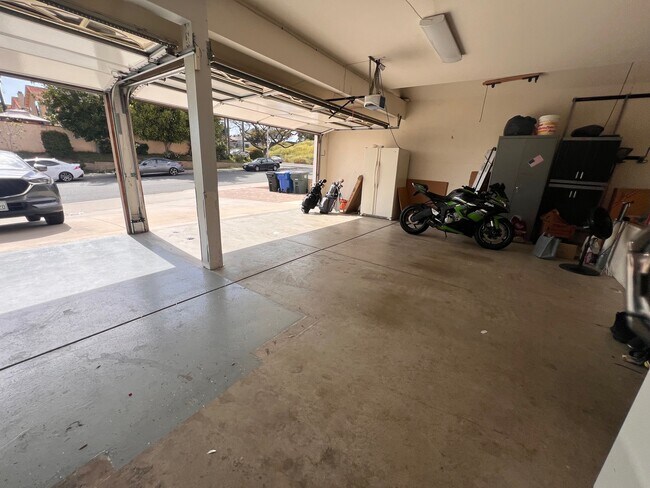 garage - 1047 Southview Cir