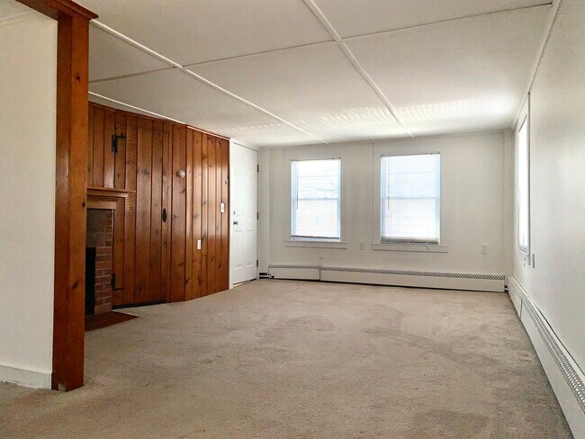 Building Photo - 1490 Farmington Ave