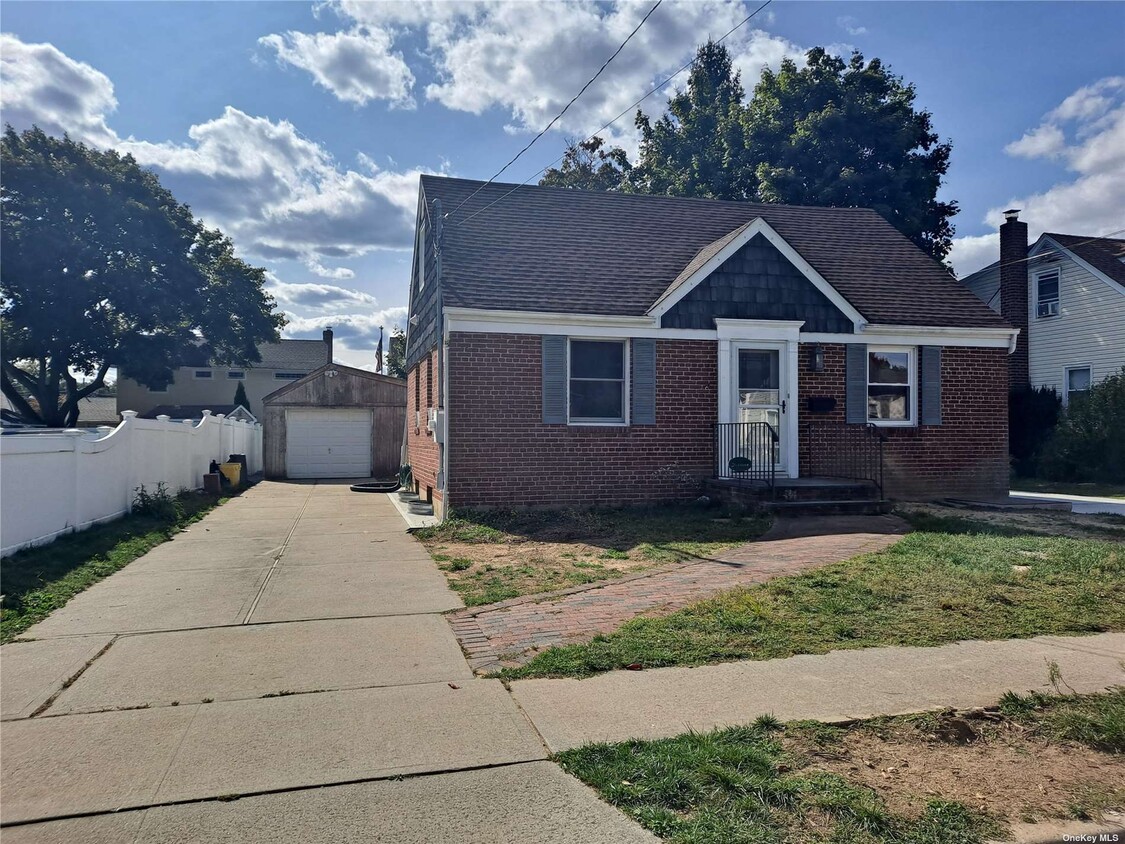 Primary Photo - 16 Cedar Dr