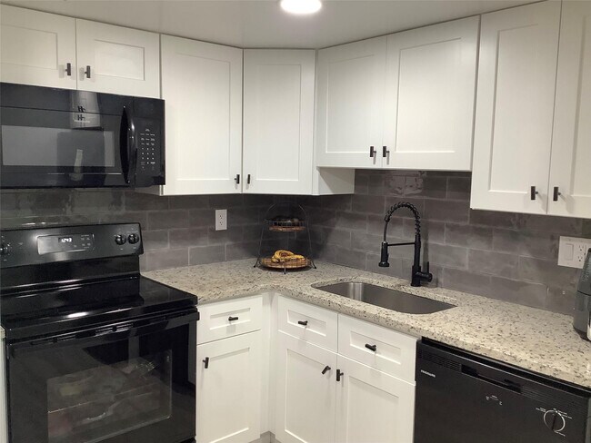 Foto del edificio - 4174 Inverrary Dr