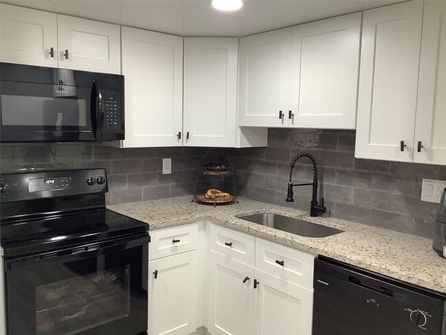 Building Photo - 4174 Inverrary Dr