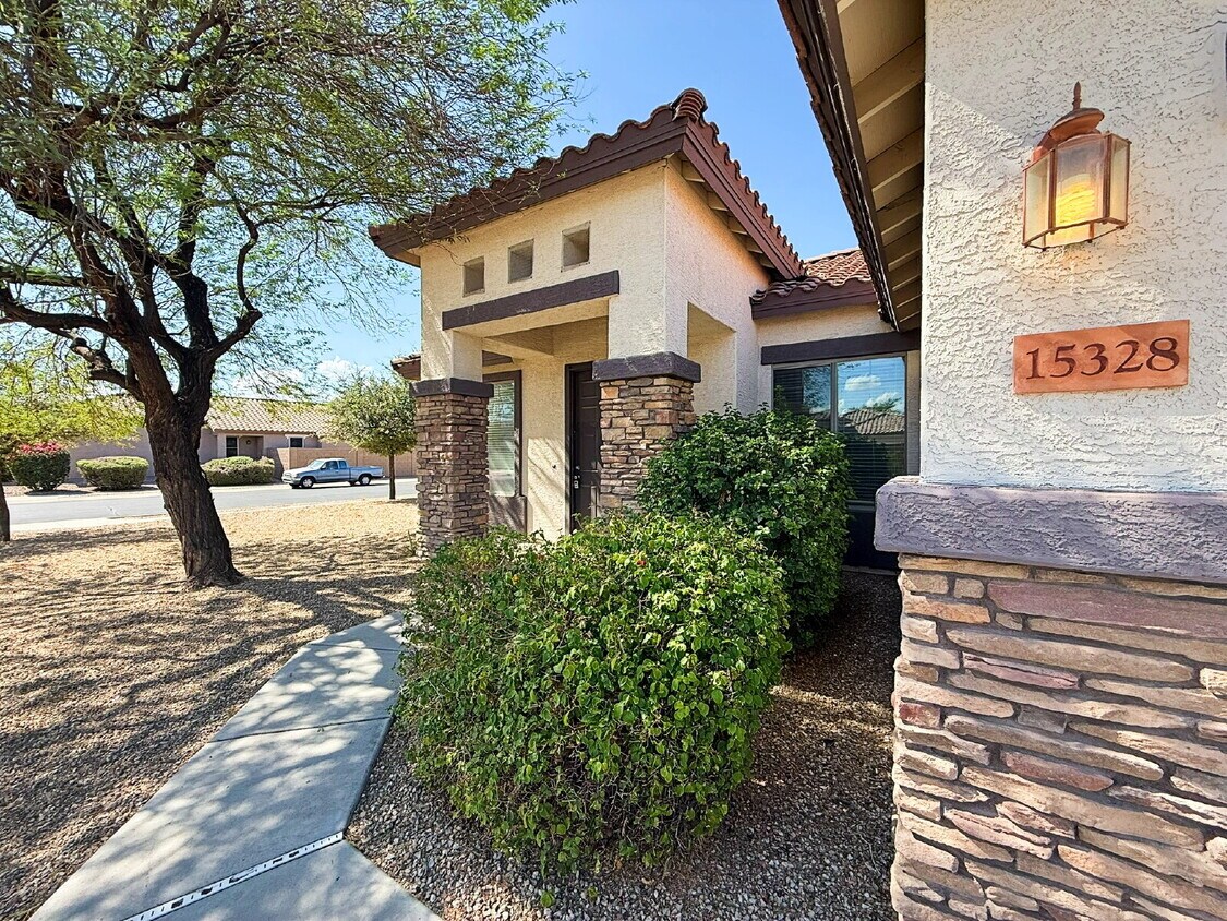 Foto principal - Large Open-Concept Home with Den/Office, F...