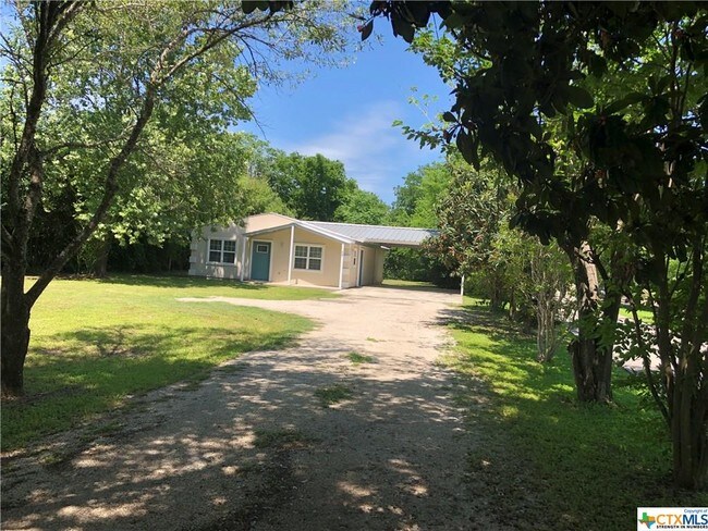 Foto del edificio - 117 McQueeney Rd