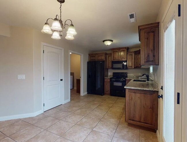 Building Photo - 340 1425 N St