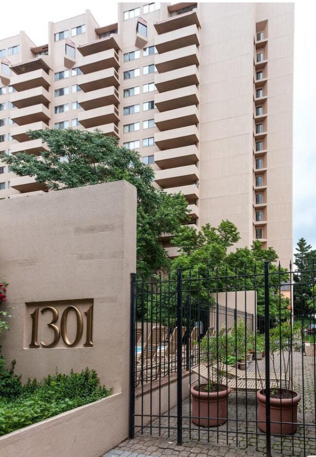 Foto del edificio - 1301 N Courthouse Rd