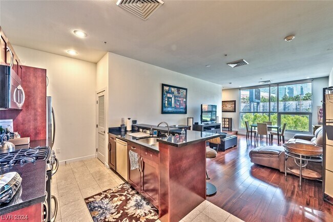 Building Photo - 4585 Dean Martin Dr
