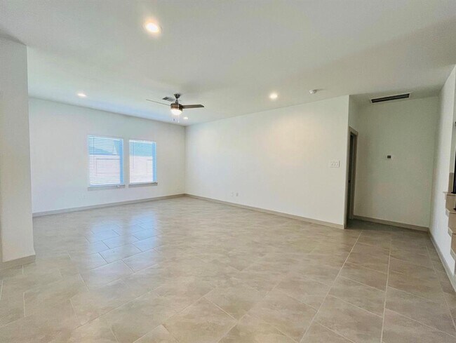 Building Photo - 3322 Silverton Dr