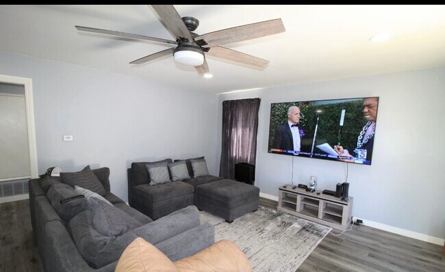 Building Photo - 851 Ivywood Drive, Unit 1