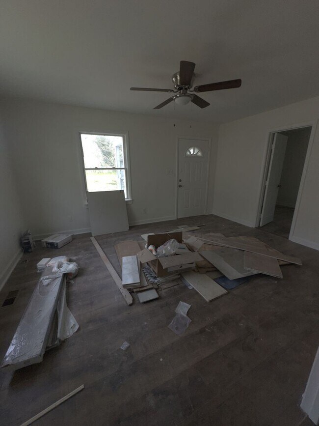 Building Photo - 3 Bedroom Fully Renovated Hampton Home!