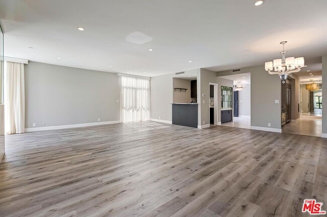 Building Photo - 323 N Palm Dr