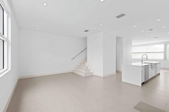 Building Photo - 1210 Lake Ave