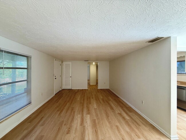 Building Photo - 2 Bedroom Home - Close to Siesta Key! Pet ...