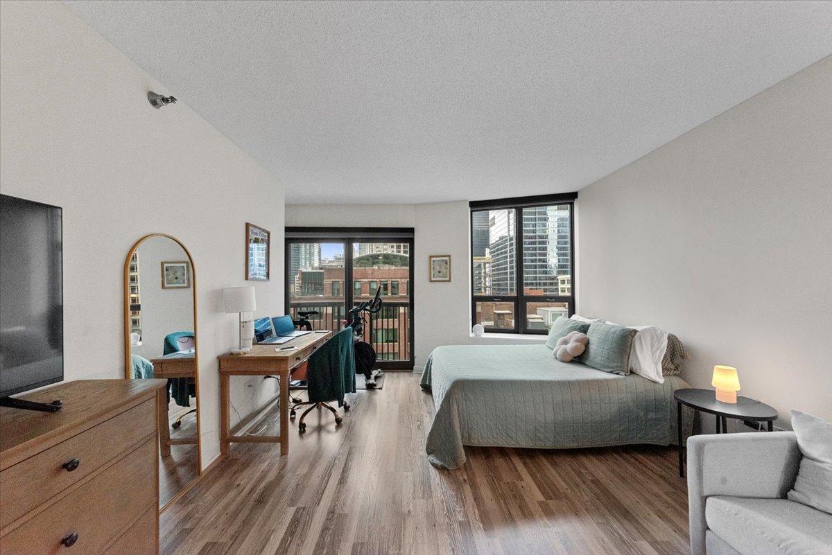 Foto principal - 0 bedroom in Chicago IL 60654