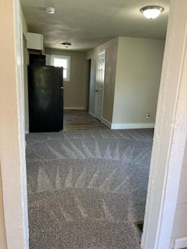 Building Photo - 2 Bedroom 1 Bath - Fenced In Back Yard - E...