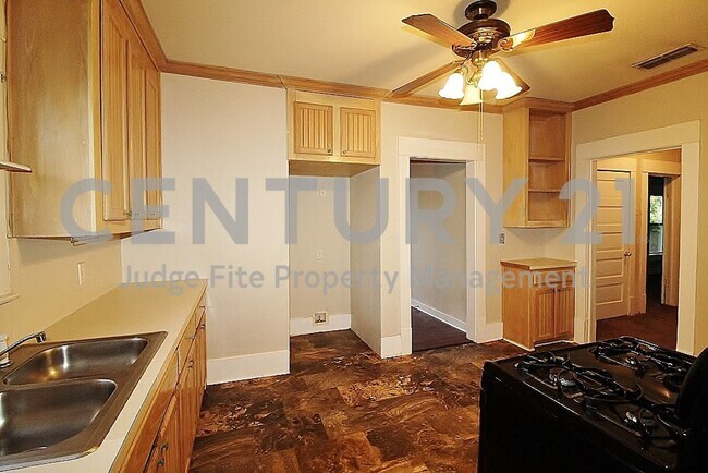 Building Photo - Charming 2/1 Located Minutes from Downtown...