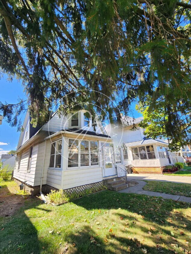 Primary Photo - 4 bed 2 bath with 1st floor bedroom and ba...