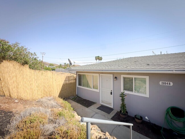 Building Photo - AVAILABLE NOW! 1 Bed / 1 Bath Condo w/ Yar...