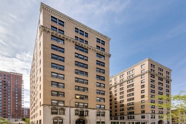 Primary Photo - 1765 E 55th St