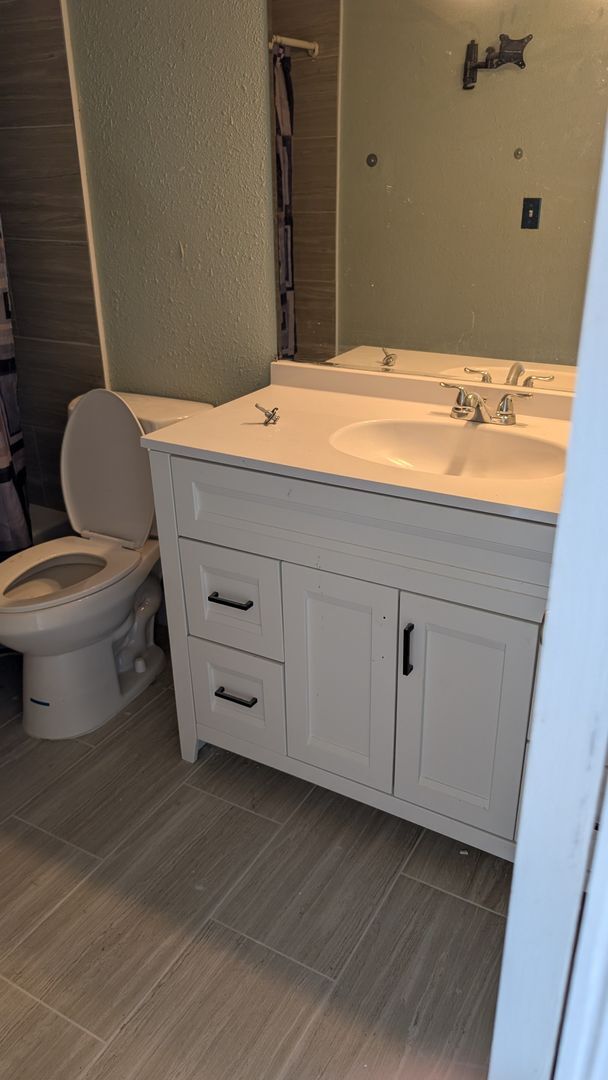 Building Photo - Spacious one bedroom near The Mall of Millenia Move in Special reduced security deposit only $500...