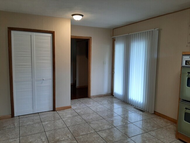 Building Photo - 3 Bedroom home in Southeast Springfield fo...