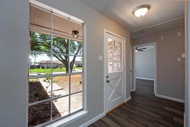 Building Photo - 2059 Feather Ridge Dr