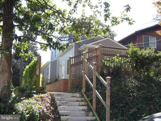 Foto del edificio - 3560 Alton Pl NW
