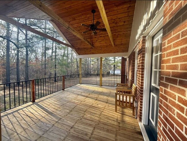 Building Photo - Beautiful brick home with full basement in Prospect