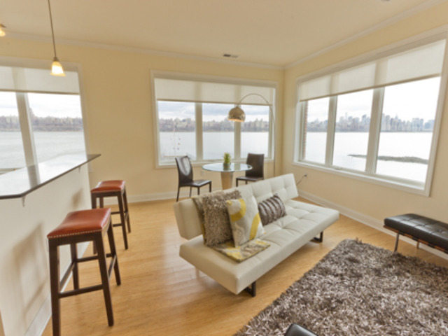 Living Room - The View At Edgewater Harbor