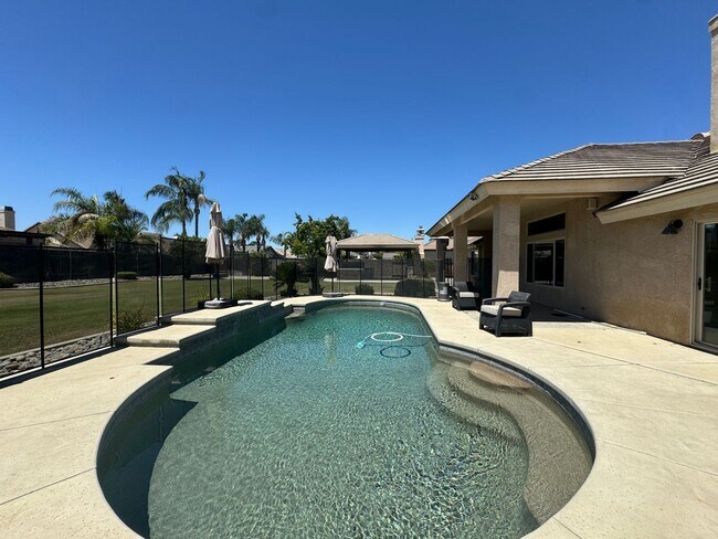 Building Photo - Gorgeous NW Bakersfield home with pool!