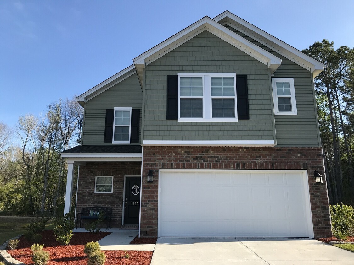 Primary Photo - LARGE HOME WITH A POND LOT!