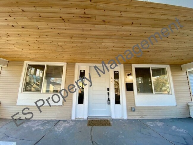 Foto del edificio - Beautiful remodeled home with huge bonus r...