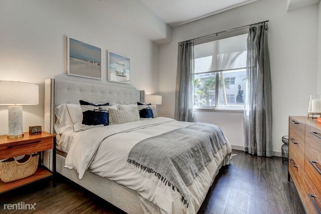 Building Photo - 405 NE 3rd Ave