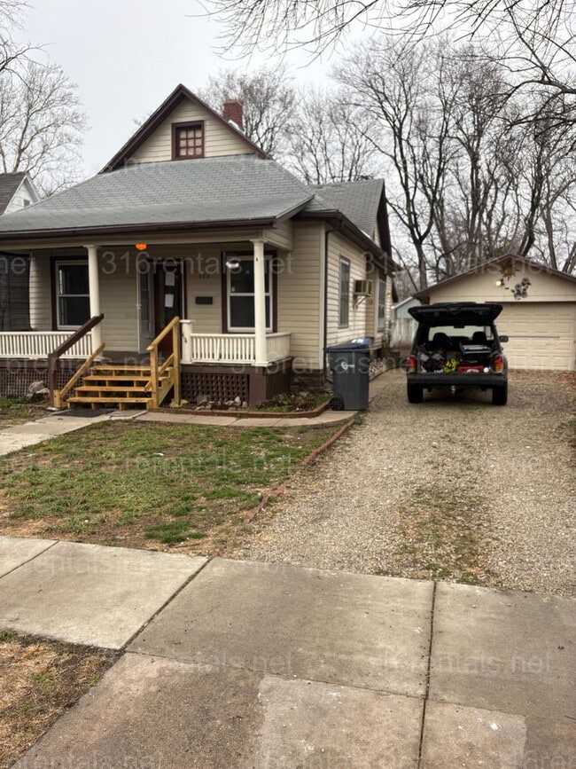 Building Photo - 404 E 9th St