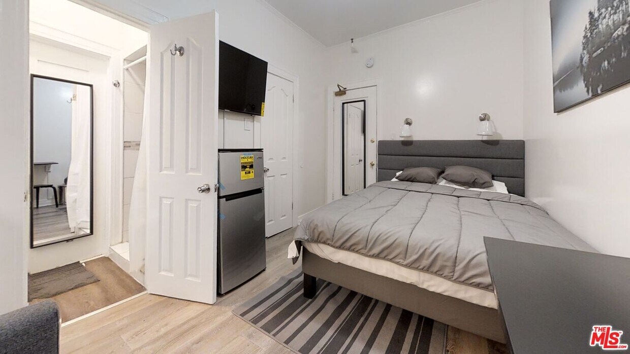 Foto principal - 647 W 18th St
